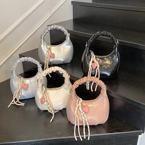 Sac Bandoulière Croissant En Cuir PU Avec Poignée Froncée Pendentif Coeur Sac Hobo Brillant Pour Femmes