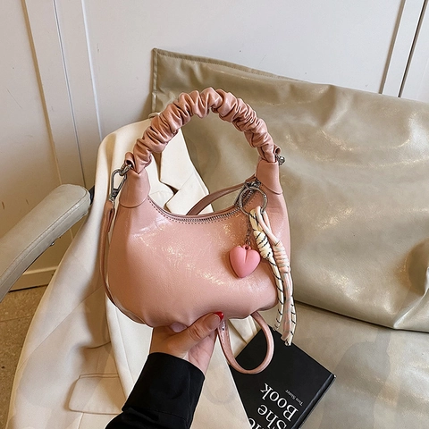 Sac Bandoulière Croissant En Cuir PU Avec Poignée Froncée Pendentif Coeur Sac Hobo Brillant Pour Femmes
