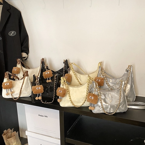 Sac À Bandoulière Hobo Rétro Grande Capacité Cuir PU Tote Demi-Lune Avec Chaîne Dorée Et Breloque Monstre Pour Femmes Navette