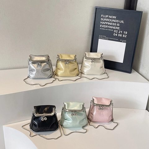 Petit Sac Bandoulière Vintage Cuir PU Plissé Fermoir À Baiser Sac À Main Avec Chaîne Argentée Style Rétro Femmes