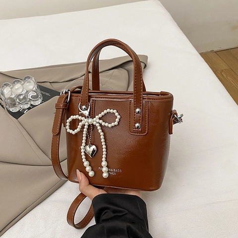 Borsa A Secchiello In Pelle PU Donna Borsa A Mano Con Pendente Fiocco Di Künstliche Perle Cuore Borsa A Tracolla Moda Coreana