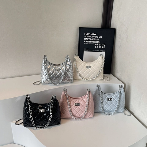 Women Quilted Shoulder Bag Glossy PU Leather Rhombic Underarm Hobo Bag With Metal Chain Strap Turn Lock Closure Elegant