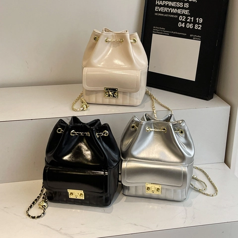 Eimer Rucksack Damen PU Leder Glänzend Gesteppte Kordelzug Tasche Mit Goldener Kette Fronttasche Metallschloss Retro