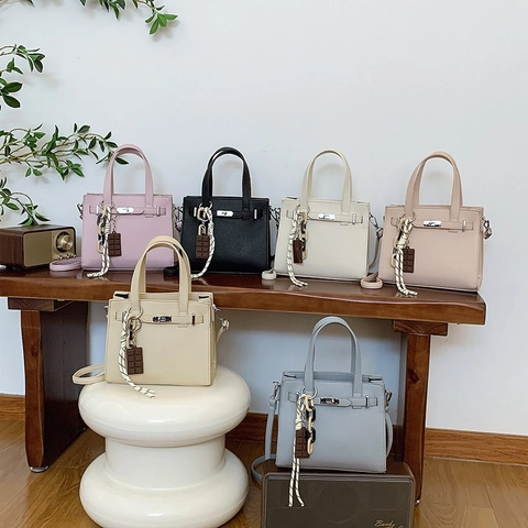 Borsa A Spalla Da Donna Borsa A Mano Texture Litchi Pelle PU Chiusura A Girello In Metallo Ciondolo Cioccolato Tracolla Rimovibile Versatile