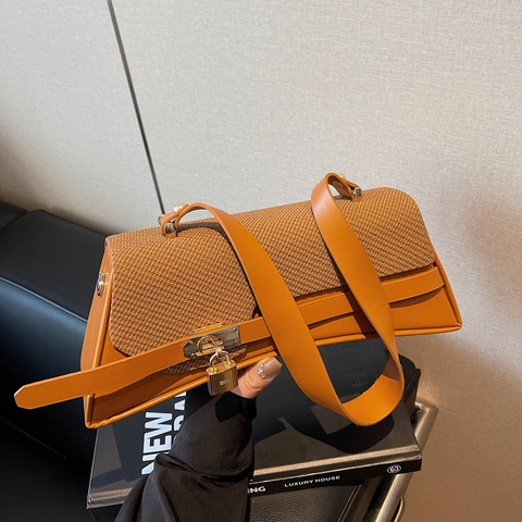 Woven Stitching PU Leather Shoulder Bag For Women Minimalist Curved Bottom Underarm Baguette Bag With Gold Lock Hardware