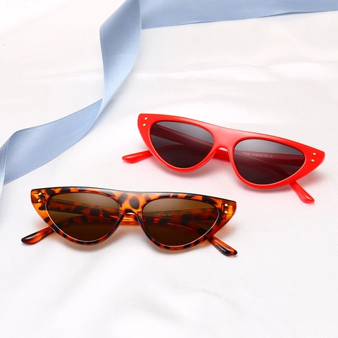 Fashion Cat Eye Sunglasses Small Frame PC Material Vintage UV400 Protection For Women With Gold Rivets Decor