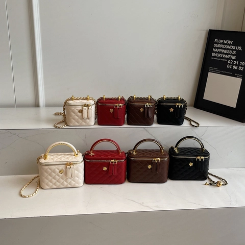 Sac Vanity En Cuir PU À Motif De Losanges Matelassés Décor De Fleur Dorée Et Bandoulière Chaîne Tressée Sac À Main Rétro Pour Femme