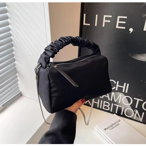 Nylon Crossbodytas Voor Dames Met Scrunchie Handvat En Zilveren Metalen Ketting Minimalistische Cloud Handtas