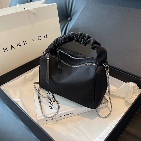 Nylon Crossbodytas Voor Dames Met Scrunchie Handvat En Zilveren Metalen Ketting Minimalistische Cloud Handtas