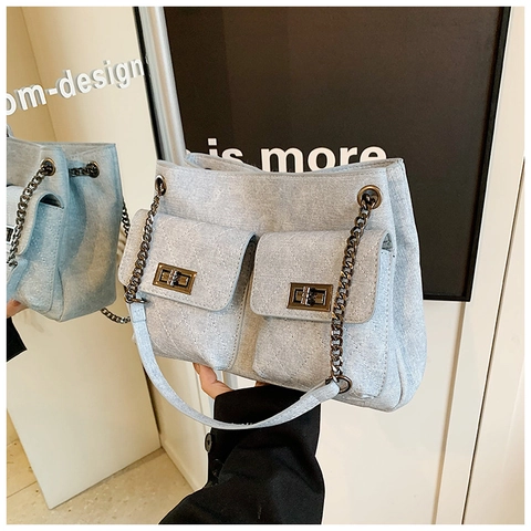 Sac À Épaule En Denim Matelassé Rétro Pour Femmes Poches Frontales Fermoir Rotatif Chaîne En Métal Bandoulière
