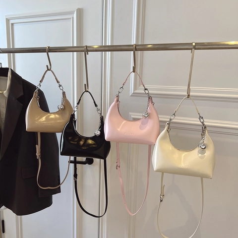 Borsa Hobo Da Donna In Pelle PU Lucida Borsa A Mezzaluna Tracolla Con Ciondolo A Sfera In Metallo Argentato Alla Moda