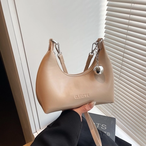 Borsa Hobo Da Donna In Pelle PU Lucida Borsa A Mezzaluna Tracolla Con Ciondolo A Sfera In Metallo Argentato Alla Moda