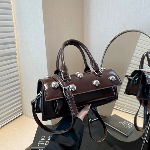 Sac À Épaule Femmes Cuir Verni PU Rivets À Boules Argentées Style Rétro Punk Sac À Main Bandoulière Design De Niche