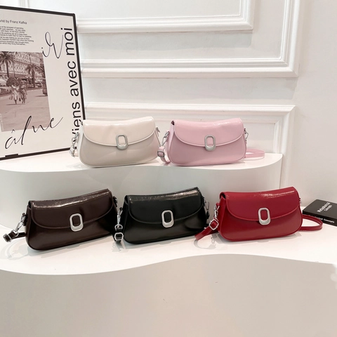 Damen Retro PU Lackleder Umhängetasche Silberne Schnalle Flip Schultertasche Verstellbarer Riemen Minimalistisch