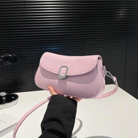 Damen Retro PU Lackleder Umhängetasche Silberne Schnalle Flip Schultertasche Verstellbarer Riemen Minimalistisch