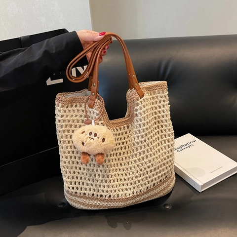 Damen Häkel Tragetasche Mit Hohlnetz Großes Fassungsvermögen Vintage Handtasche Mit PU Ledergriff Und Plüsch Anhänger