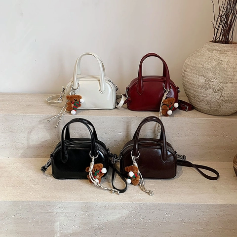 Sac Boston En Cuir PU Brillant Pour Femmes Sac À Main Rétro Avec Pendentif Ours En Peluche Sac Bandoulière De Banlieue
