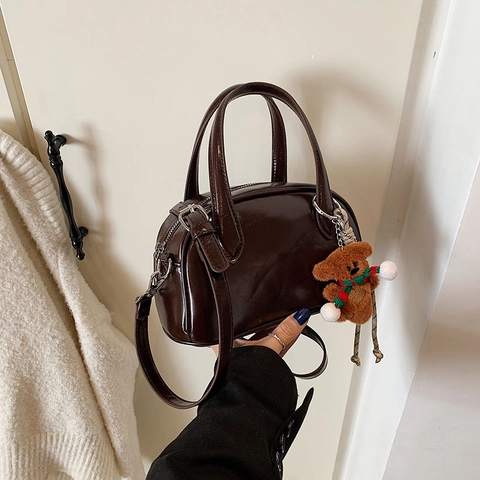 Sac Boston En Cuir PU Brillant Pour Femmes Sac À Main Rétro Avec Pendentif Ours En Peluche Sac Bandoulière De Banlieue
