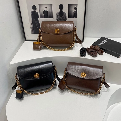 Vintage Ölwachs PU Leder Unterarm Schultertasche Für Damen Retro Gold Schloss Umhängetasche Mit Kette Und Mini Anhänger