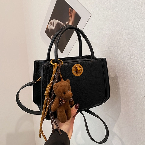 Damen Handtasche Retro Litschi Muster PU Leder Schulter Umhängetasche Mit Goldenem Drehverschluss Und Plüschbär Anhänger