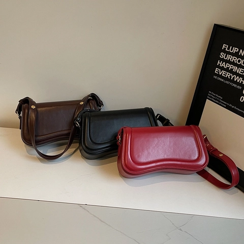 Retro PU Leather Underarm Shoulder Bag With Wave Curved Bottom Solid Color Chic Magnetic Closure Golden Buckle Women