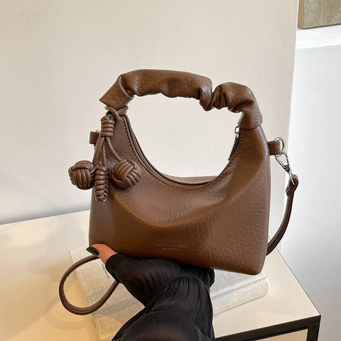 Bolso Hobo Para Mujer Asa Fruncida Cuero PU Textura Lichi Media Luna Bolso De Hombro Cruzado Con Charms De Nudo Tejido