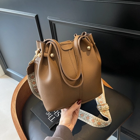 Women Litchi Pattern PU Leather Bucket Bag Wide Embroidered Shoulder Strap Gold Rivet Handbag Crossbody Bag Commuter