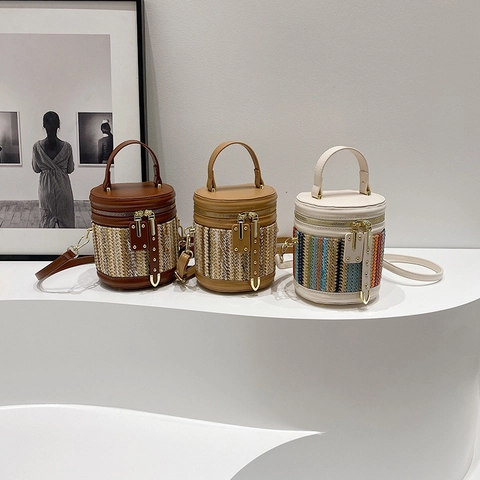 Geflochtene Stroh Und PU Leder Beuteltasche Zylindrische Handtasche Mit Verstellbarem Schultergurt Für Damen Urbaner Minimalistischer Stil