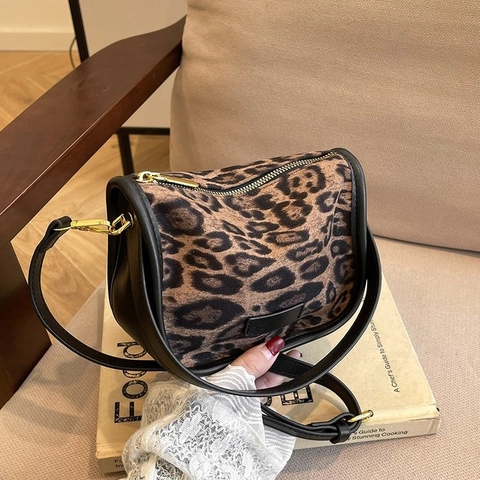 Women Crossbody Shoulder Bag Matte Suede PU Leather Leopard Print Pattern Golden Zipper Retro Fashion Handbag Adjustable Strap