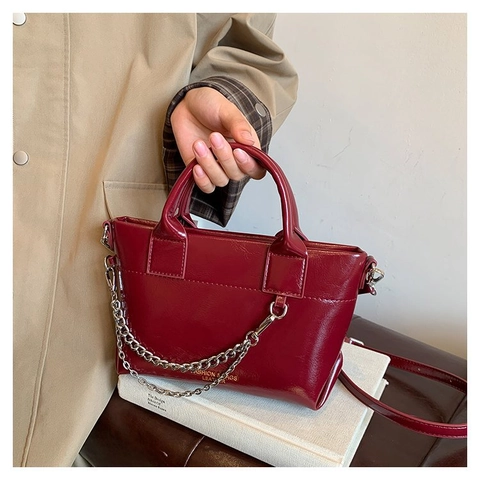 Glanzende PU Leren Crossbodytas Met Zilveren Kettingdecoratie Retro Handtas Voor Dames Woon Werkverkeer