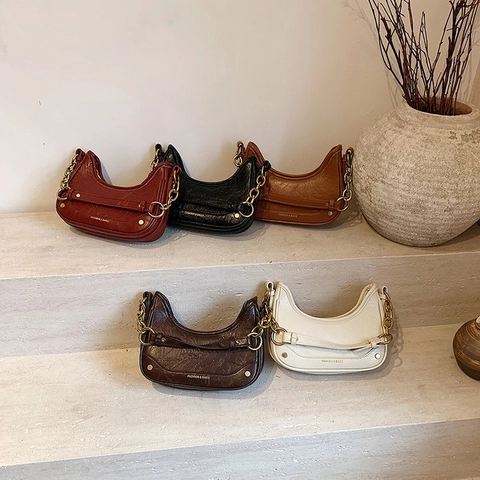Vintage Halbmond Hobo Tasche PU Leder Faltenoptik Goldkette Nieten Schulter Umhängetasche Für Damen