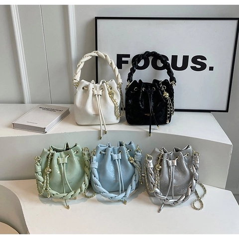 Borsa A Secchiello Da Donna In Pelle PU Chiusura Con Coulisse Con Manico Intrecciato E Tracolla A Catena Dorata Elegante
