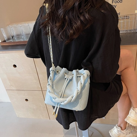Borsa A Secchiello Da Donna In Pelle PU Chiusura Con Coulisse Con Manico Intrecciato E Tracolla A Catena Dorata Elegante