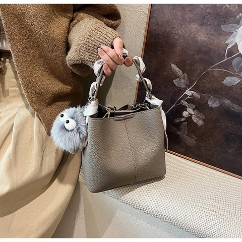 Sac Seau Femme Cuir PU Motif Lychee Sac À Bandoulière Avec Poignée En Écharpe Et Pendentif En Peluche Style Urbain