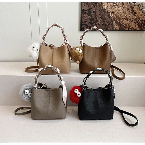 Sac Seau Femme Cuir PU Motif Lychee Sac À Bandoulière Avec Poignée En Écharpe Et Pendentif En Peluche Style Urbain