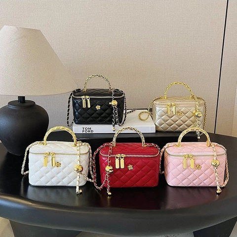 Women Quilted PU Leather Crossbody Bag With Gold Metal Handle And Chain Strap Flower Zipper Pull Vanity Case Fashion Square Handbag