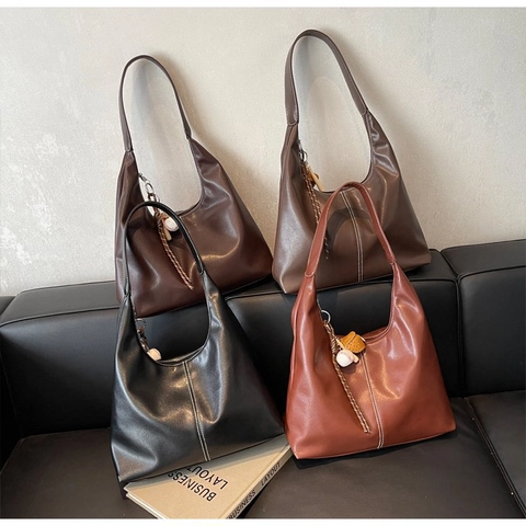 Borsa Hobo Da Donna In Pelle PU Grande Capacità Borsa A Spalla Con Ciondolo Da Baseball Cuciture A Contrasto Minimalista