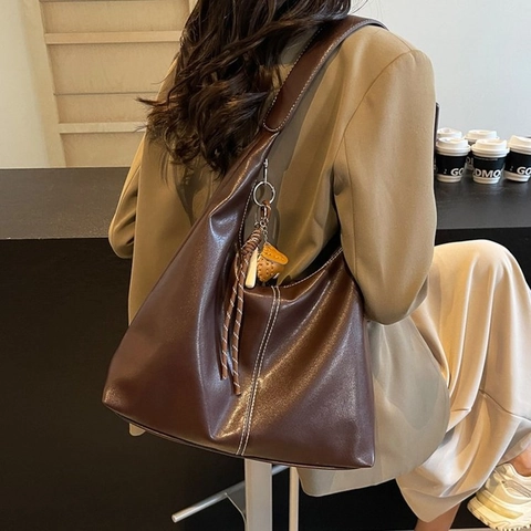 Borsa Hobo Da Donna In Pelle PU Grande Capacità Borsa A Spalla Con Ciondolo Da Baseball Cuciture A Contrasto Minimalista