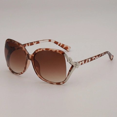 Women Oversized Square Sunglasses Fashion Gradient Lenses UV400 Protection Metal Flower Detail Retro Chic Travel Eyewear