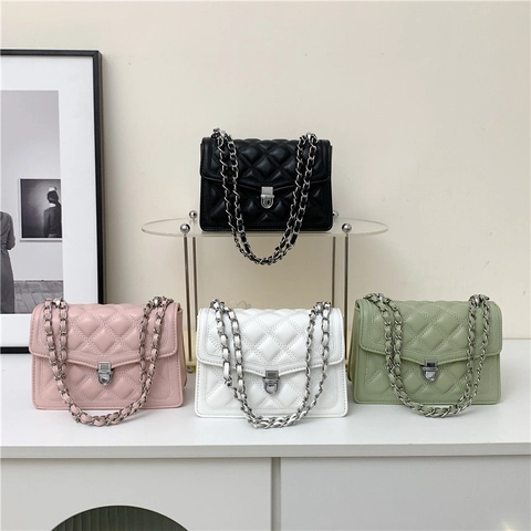Damen Gesteppte PU Leder Schulter Umhängetasche Kettengurt Metallischer Drehverschluss Mode Schick Elegant
