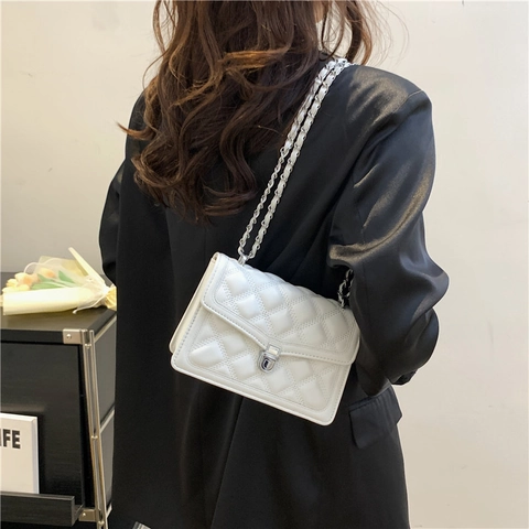 Damen Gesteppte PU Leder Schulter Umhängetasche Kettengurt Metallischer Drehverschluss Mode Schick Elegant