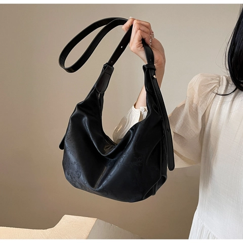 Solid PU Leather Crescent Hobo Bag Adjustable Strap Zipper Shoulder Crossbody Bag Minimalist For Women Daily Wear