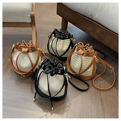 Damen Stroh Gewebte Beuteltasche PU Leder Nähte Kordelzug Schulter Umhängetasche Sommer Strand Urlaub Retro Stil