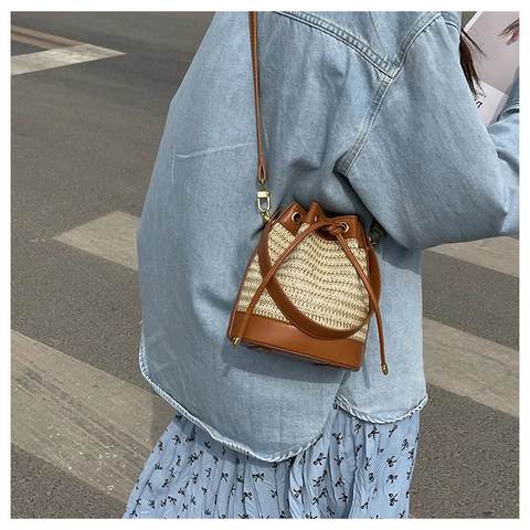 Damen Stroh Gewebte Beuteltasche PU Leder Nähte Kordelzug Schulter Umhängetasche Sommer Strand Urlaub Retro Stil