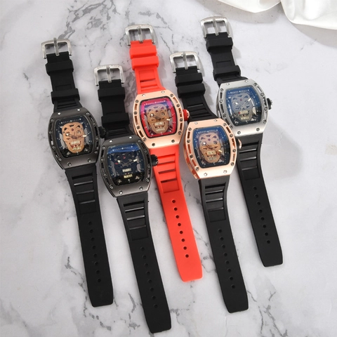 Orologio da Uomo alla Moda con Teschio Scheletrato Cassa in Lega Tonneau Cinturino in Silicone Quarzo Strass Intarsiato