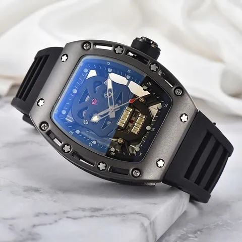 Orologio da Uomo alla Moda con Teschio Scheletrato Cassa in Lega Tonneau Cinturino in Silicone Quarzo Strass Intarsiato