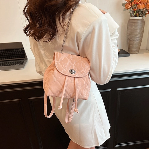 Damen Mini Gesteppter PU-Leder Rucksack Mit Kettenriemen Kordelzug Drehverschluss Elegant Modisch
