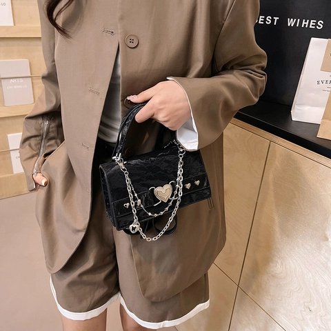 Damen PU Leder Umhängetasche Faltenoptik Herz Metallschnalle Kette Riemen Handtasche Sweet Cool Stil