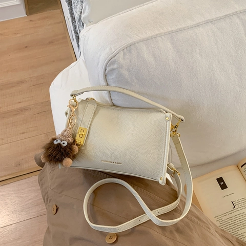 Bolso De Bandolera Mujer Cuero PU Textura Lichi Cierre Dorado Colgante Monstruo De Peluche Retro Simple Elegante