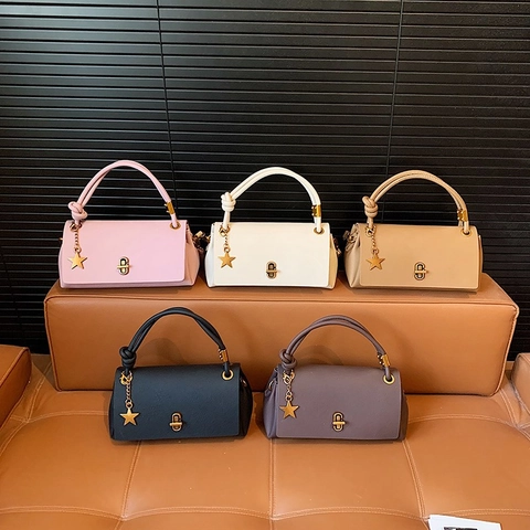Vintage PU Leather Crossbody Bag For Women Retro Handbag With Lychee Texture Star Pendant And Metallic Lock